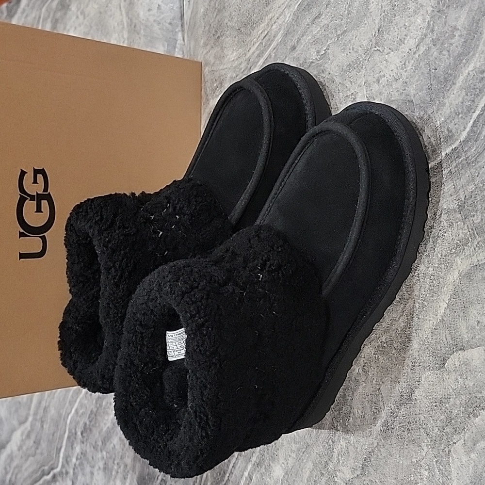 NIB Women's UGG Mini Boots